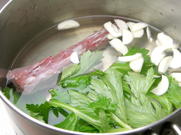 骨からは上質なスープが作れます。