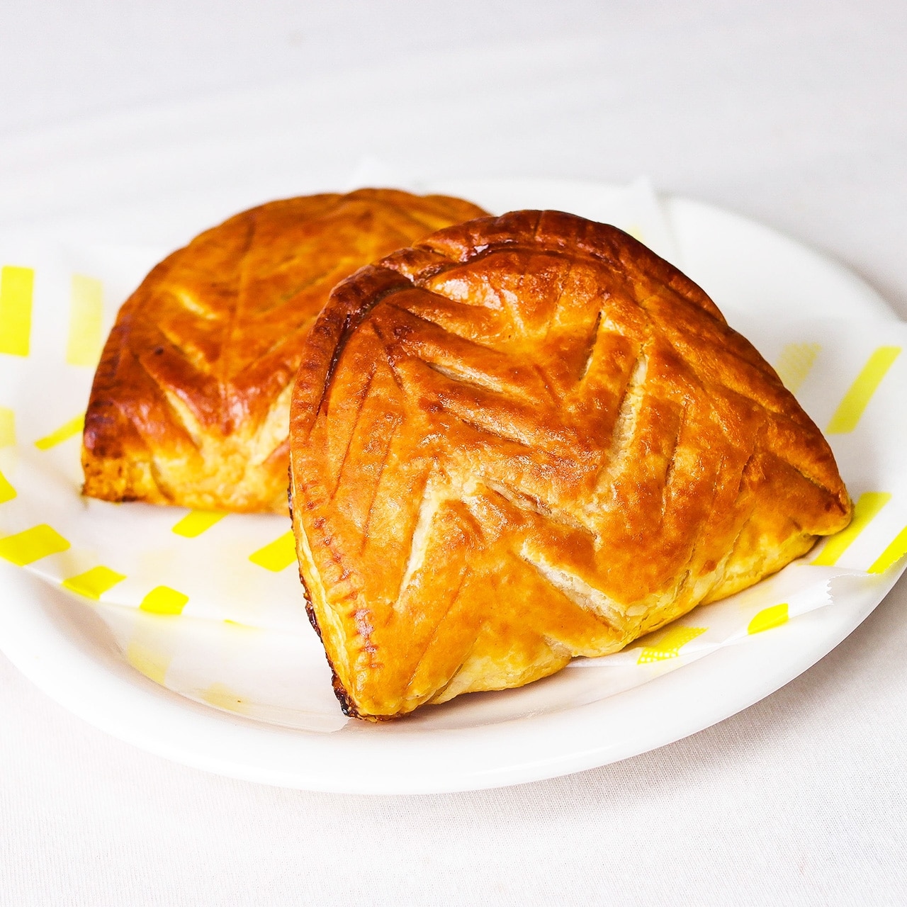 （業）塩キャラメルパイ 100g x 45個 （ショーソン オ キャラメル サレ）