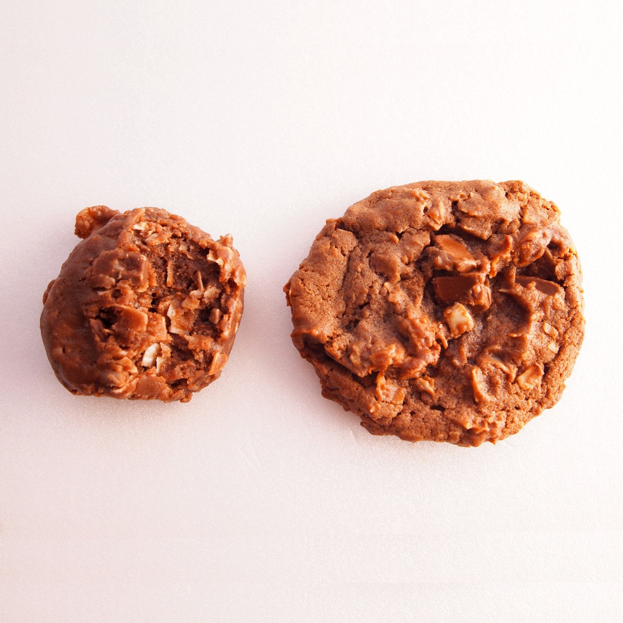 【在庫限り】（業）焼くだけクッキー生地 ミルクチョコマカルン 28枚×8パック