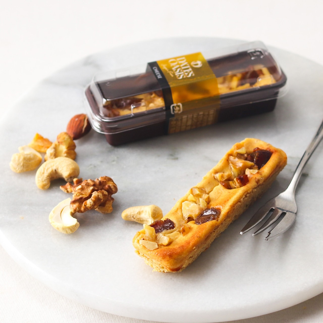チーズがひきたつ優しい甘味のデーツスティックケーキ