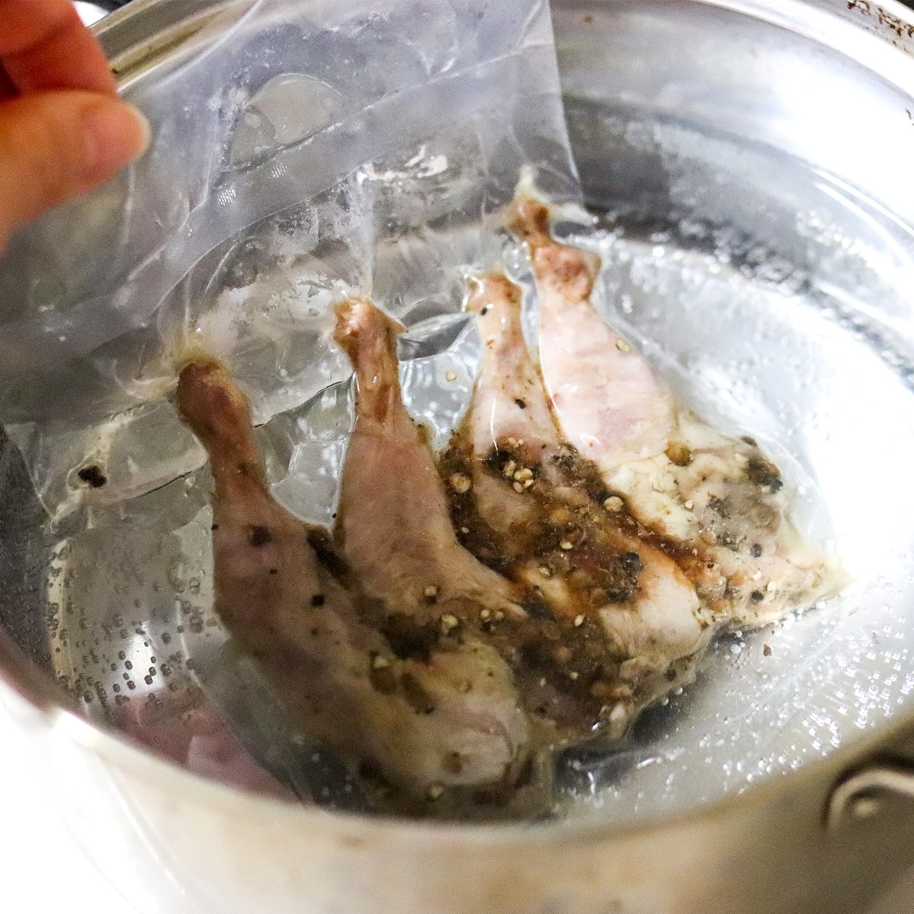 じっくり煮込んだウズラのコンフィ