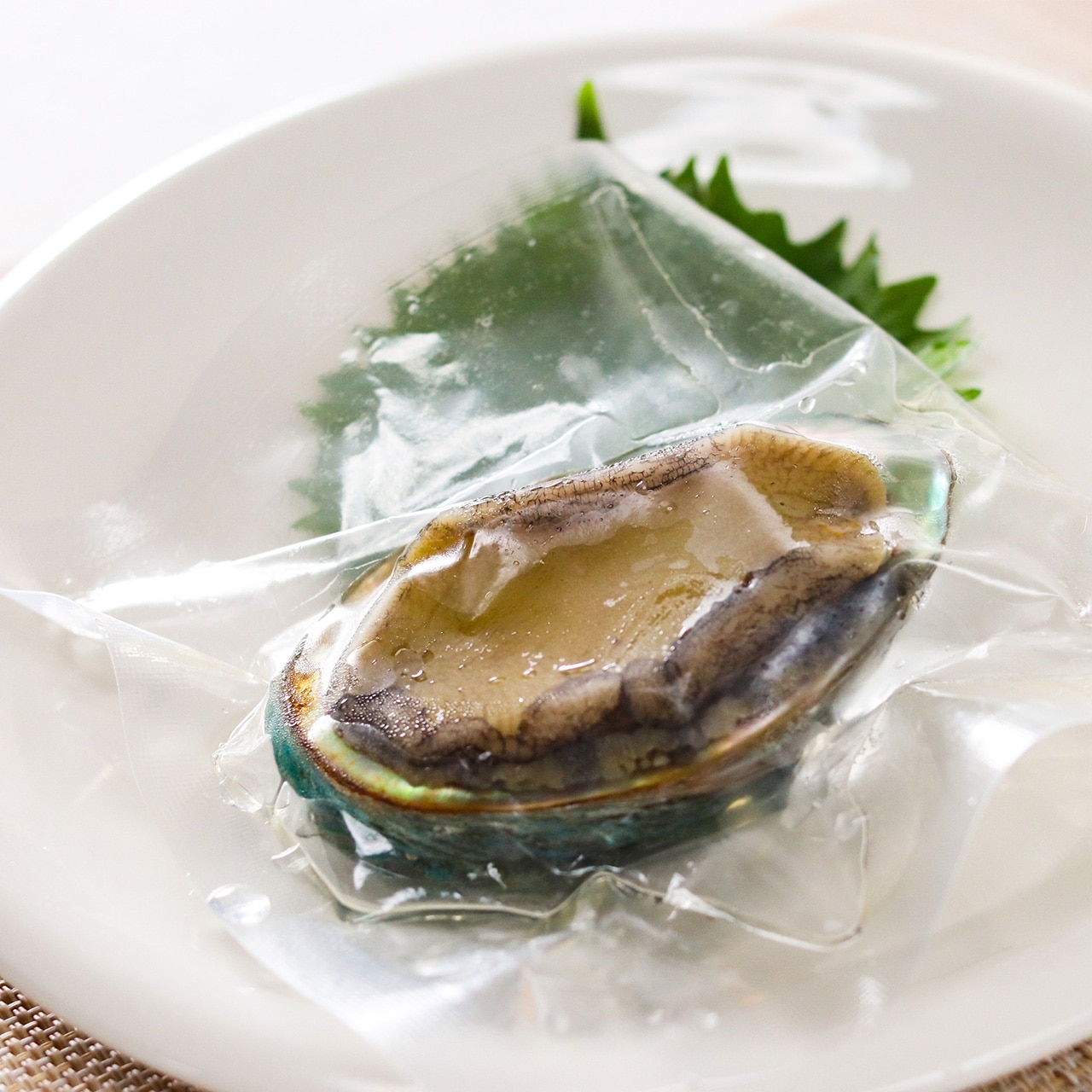 【限定入荷】肉厚やわらか キモまで美味 三陸 翡翠あわび 2個入 M