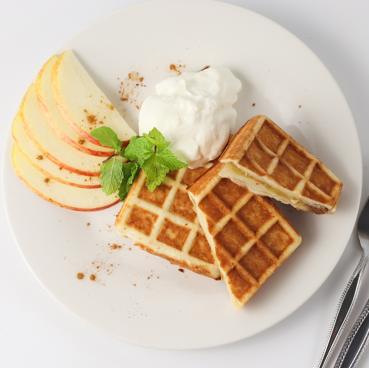 【お試し価格】パン職人謹製 シナモン香るアップルレーズンのマジックワッフルサンド（1個）