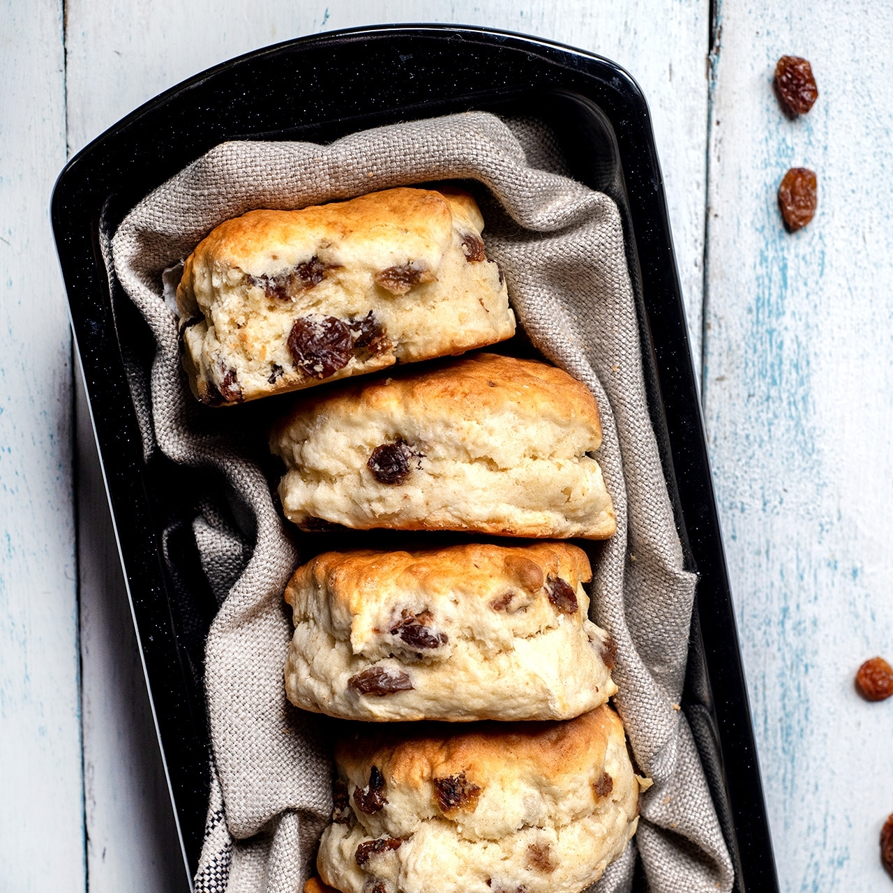 【お買い得・ 2個】【サルタナレーズン】クロテッドクリーム入りバタースコーン 英国伝統の味