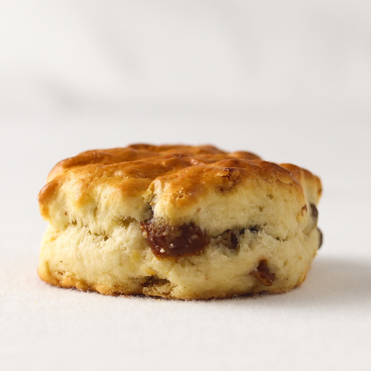 2個【サルタナレーズン】クロテッドクリーム入りバタースコーン 英国伝統の味