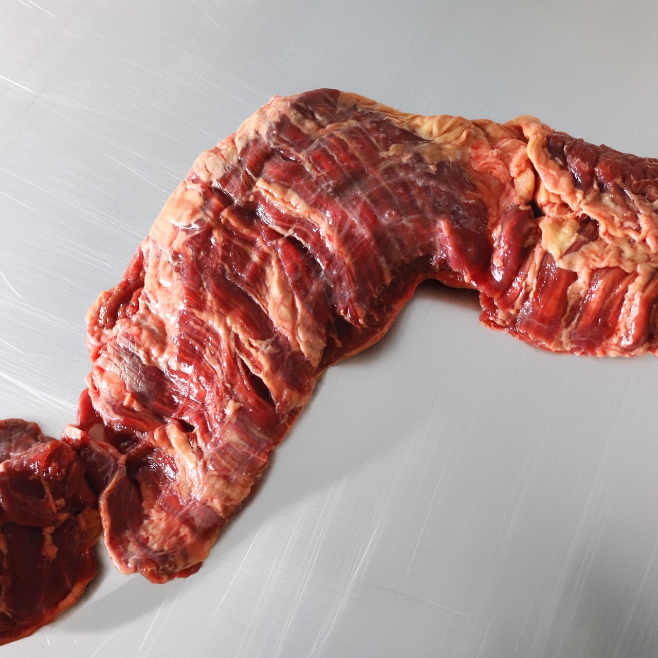 【お買い得・限定入荷】2㎏ドイツ　フローズンビーフ　シンスカート（ハラミ）