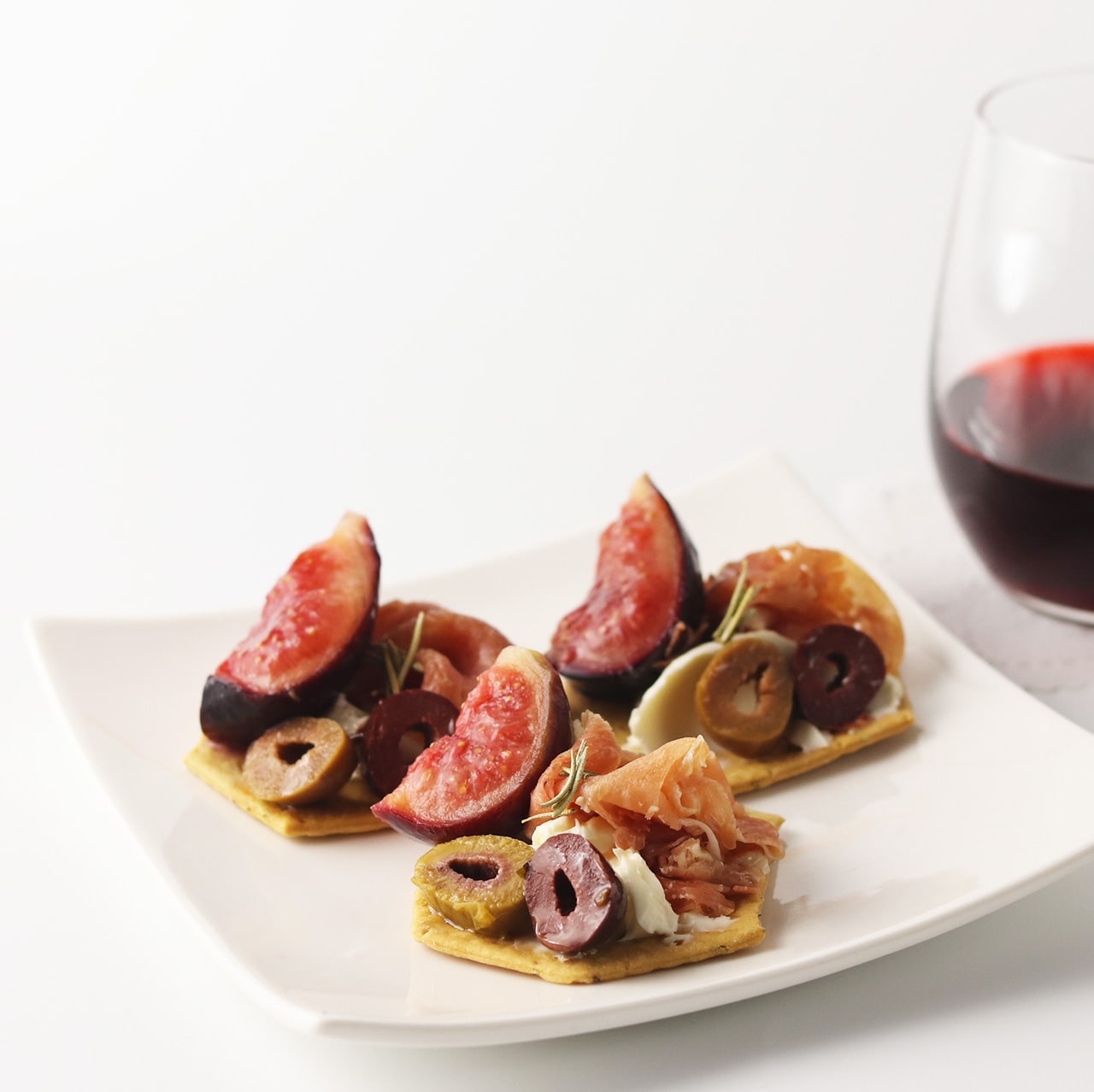 【送料込み・300個】ギリシャのオリーブ 爽やかハーブマリネ