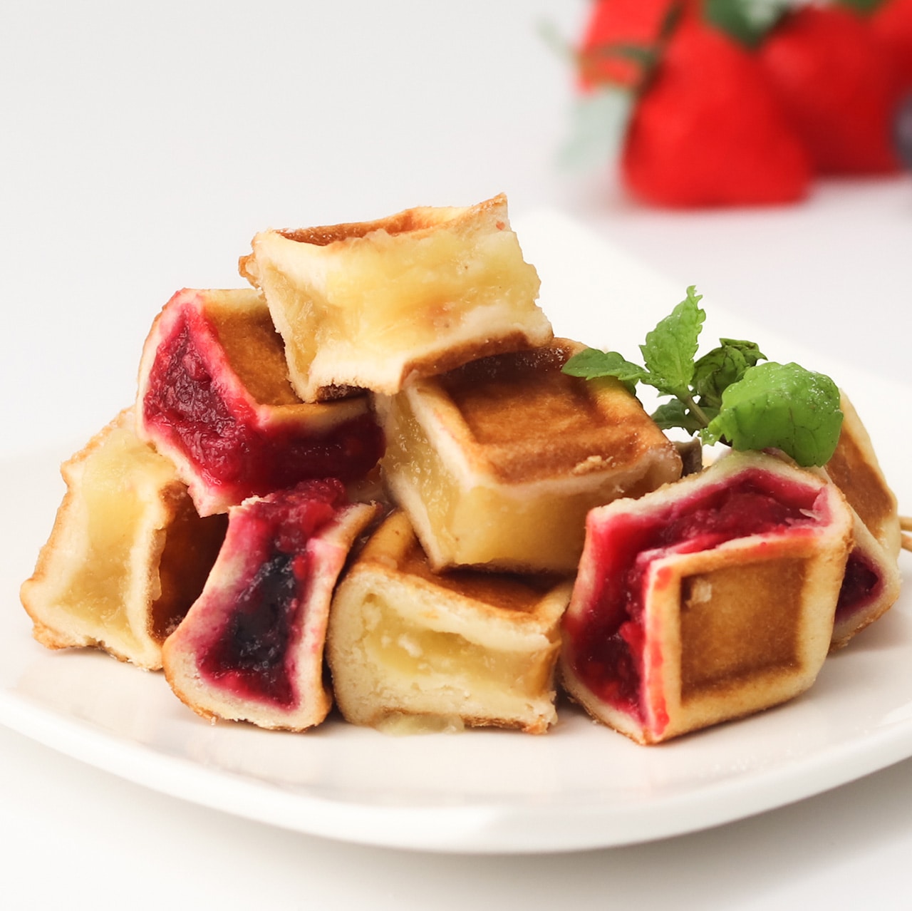 パン職人謹製 甘酸っぱい贅沢ベリーのマジックワッフルサンド（2個）