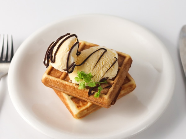 パン職人謹製 甘酸っぱい贅沢ベリーのマジックワッフルサンド（2個）