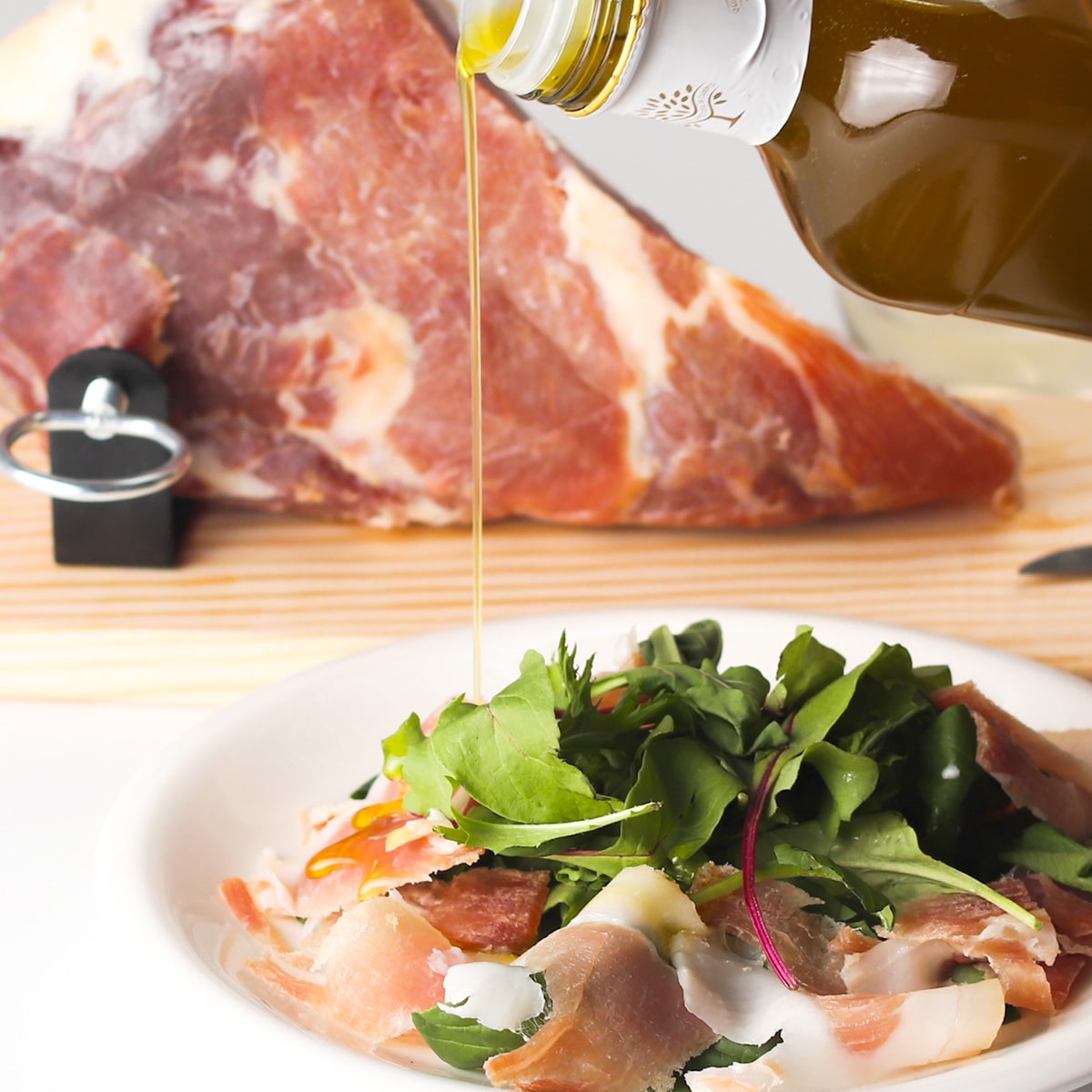 【限定入荷】切りたて熟成生ハムを堪能！ハモンセラーノ ミニ原木（ハムホルダー＆ナイフ付き）