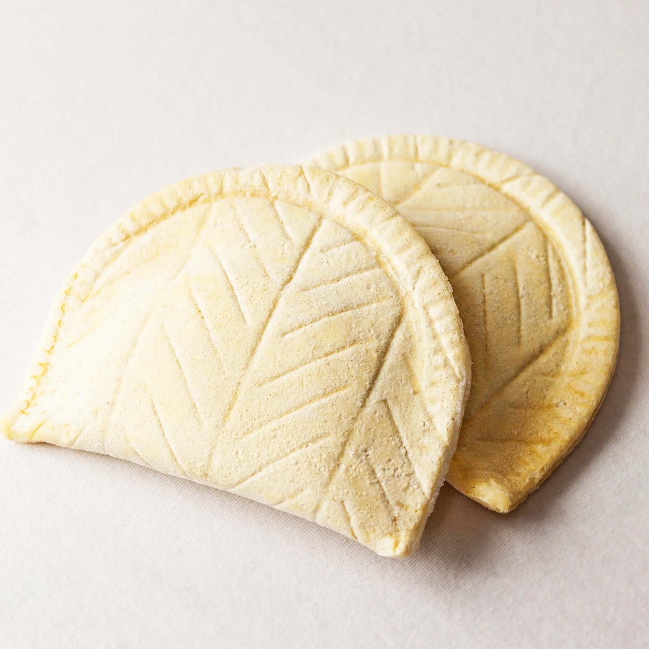 （業）塩キャラメルパイ 100g x 45個 （ショーソン オ キャラメル サレ）