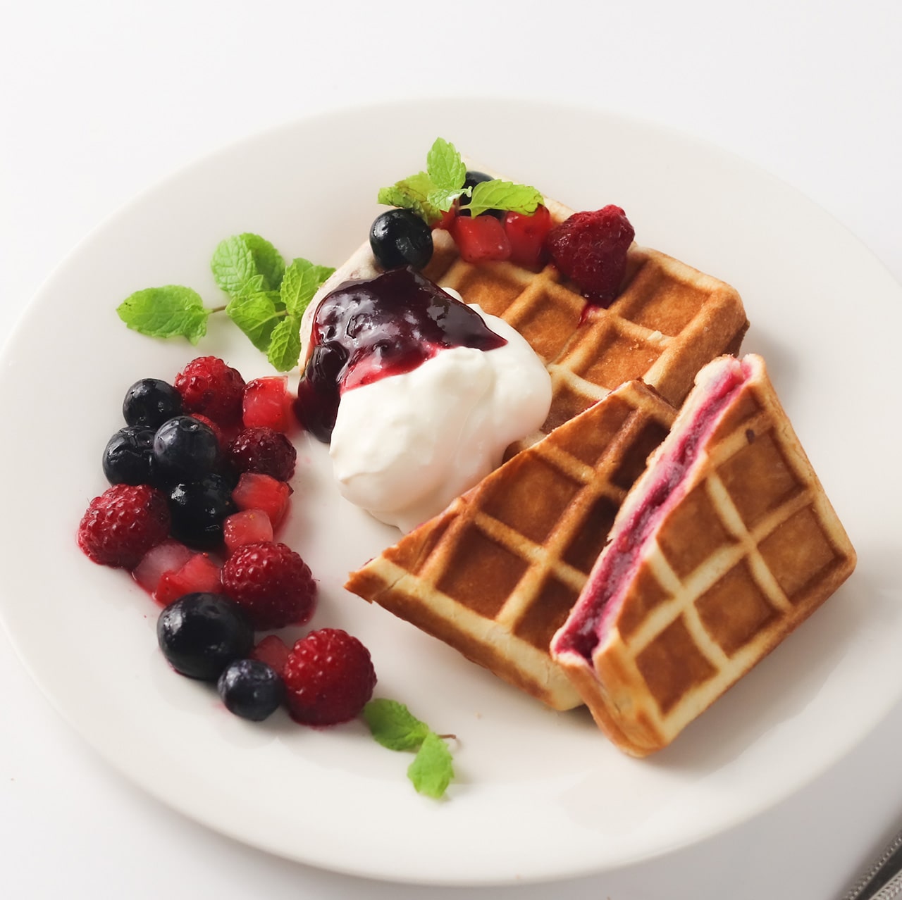 パン職人謹製 甘酸っぱい贅沢ベリーのマジックワッフルサンド（2個）