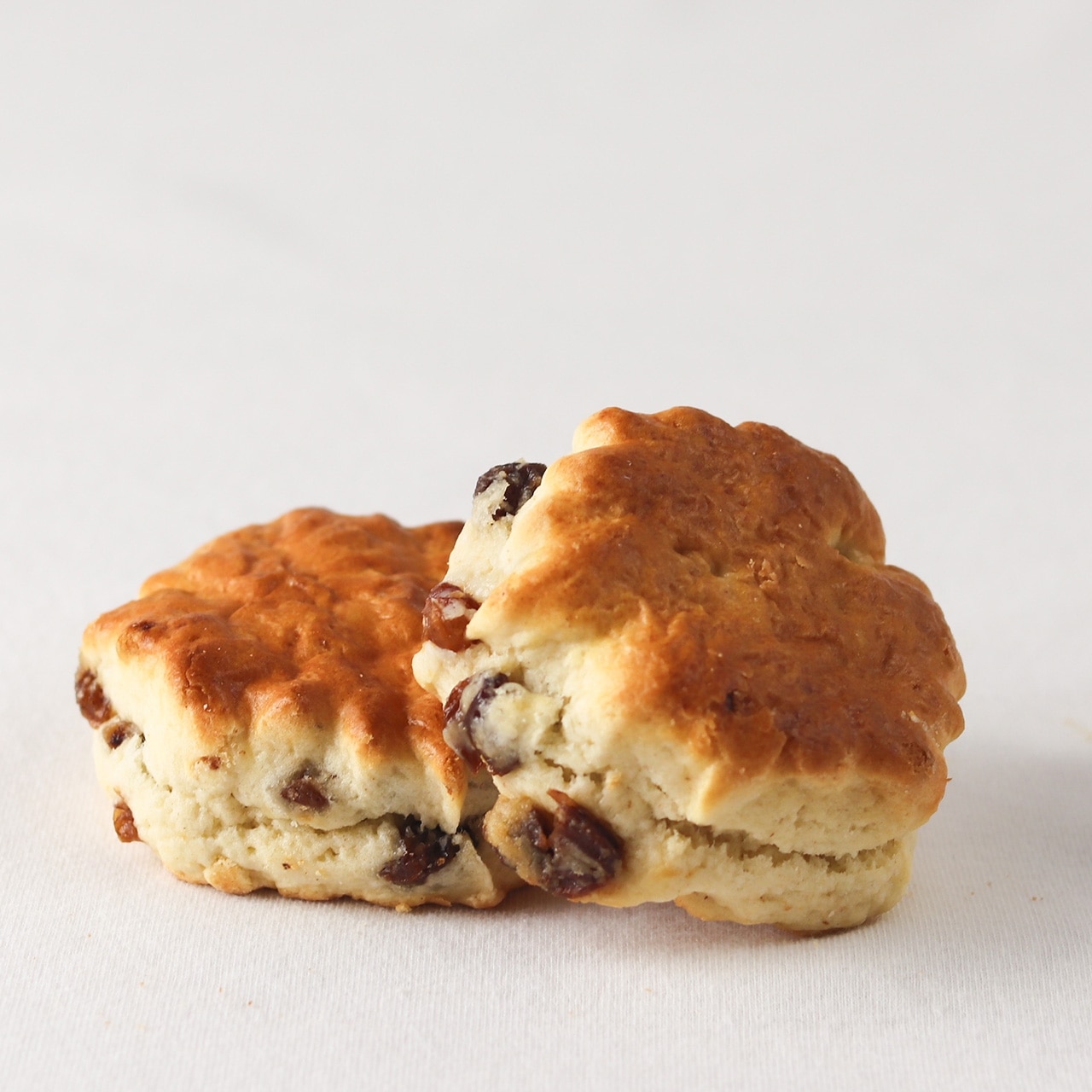 【お買い得・ 2個】【サルタナレーズン】クロテッドクリーム入りバタースコーン 英国伝統の味