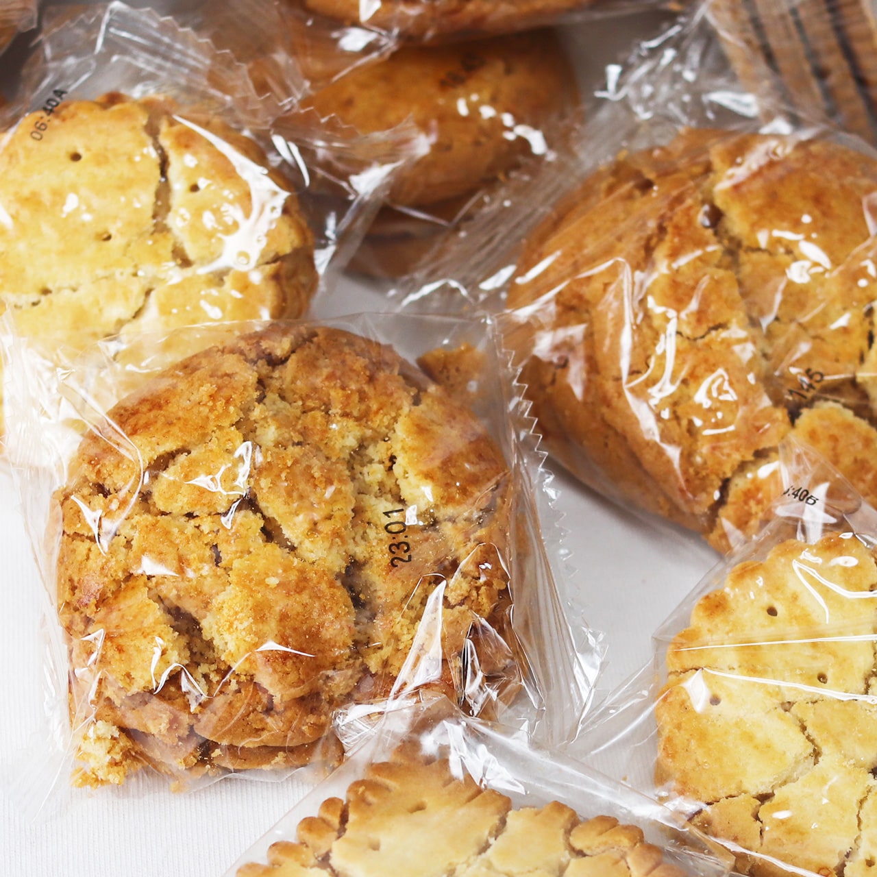 【送料込み！訳あり４缶セット】ブルターニュ産 クッキー（ガレット）3種アソート缶