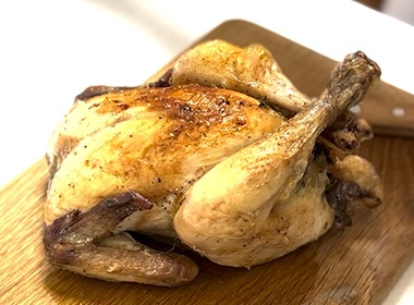 タコ糸をほどいてモモを広げる