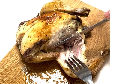 モモの付け根にナイフを入れて関節部分を切り分ける。