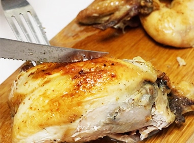 ムネのＶ字の骨を確認しながら骨に沿ってナイフを入れる。