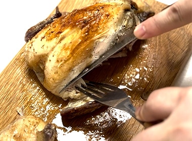 手羽もモモと同じように関節の部分を切り分ける。