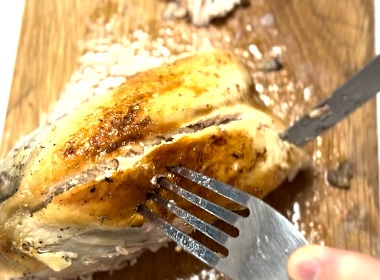 中心の骨に沿ってナイフを入れる。