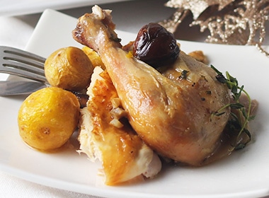 左右で切り分けたモモ、手羽、ムネ肉を盛りつける。