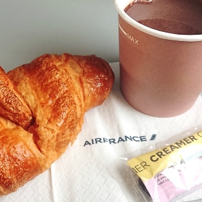 フランスの朝は機内でもショコラショー｜スタッフ海外体験記