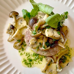 【レシピ】フランス料理家、上野万梨子さんのアペロ「田舎風パテと茸のにんにくパセリバター」