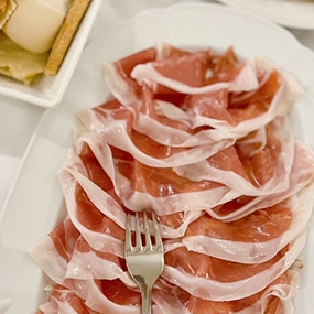 霧と時間が育てる、イタリア最高峰の生ハム「クラテッロ」｜ヒサタニミカさんのイタリアレポート