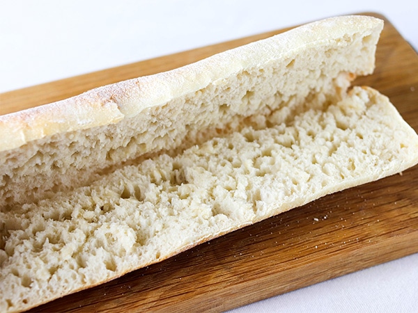 気泡がたっぷりのモチモチチャバタ