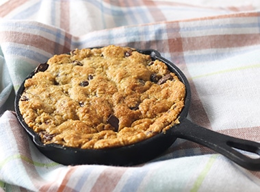 半解凍の生地をまとめてスキレットに入れて大判クッキーに