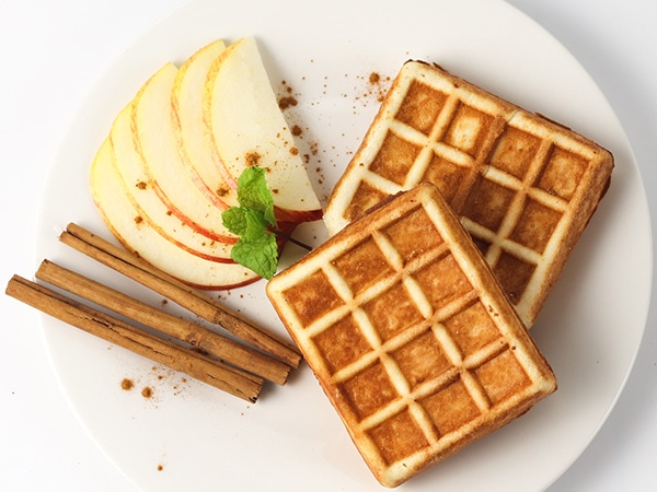 ワッフルとスライスりんごとシナモンスティック