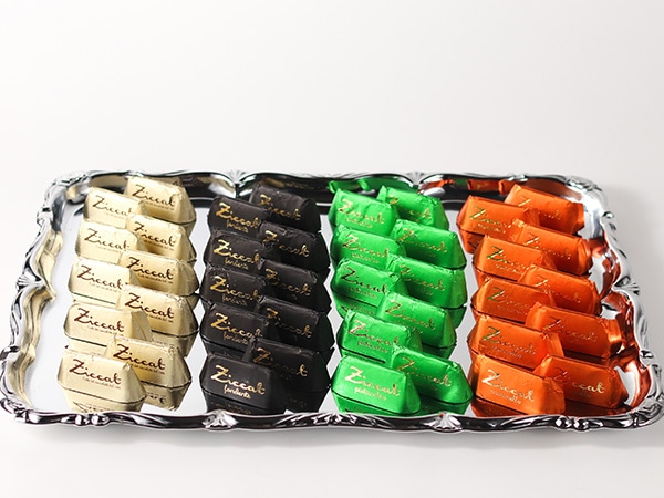 ジャンドゥーヤをトレーに並べて