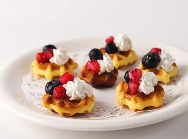 クリ―ムやフルーツをトッピング