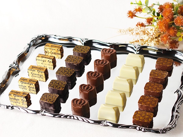 プラリーヌをトレーに並べて