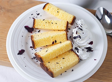 パウンドケーキやシフォンケーキにフレークにしてトッピング