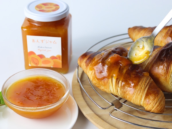 クロワッサンにあんずジャム
