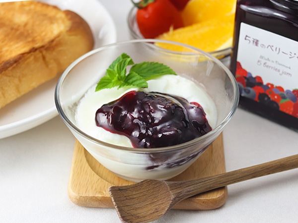 薔薇iとイチゴのジャムでヨーグルト