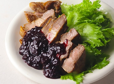 ポークソテーにベリージャム
