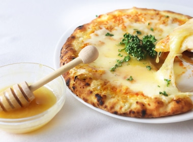 ピザにトッピングでハニーチーズピザ