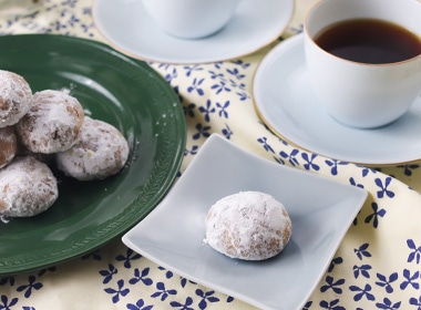 ふわふわ食感のスノーボールに