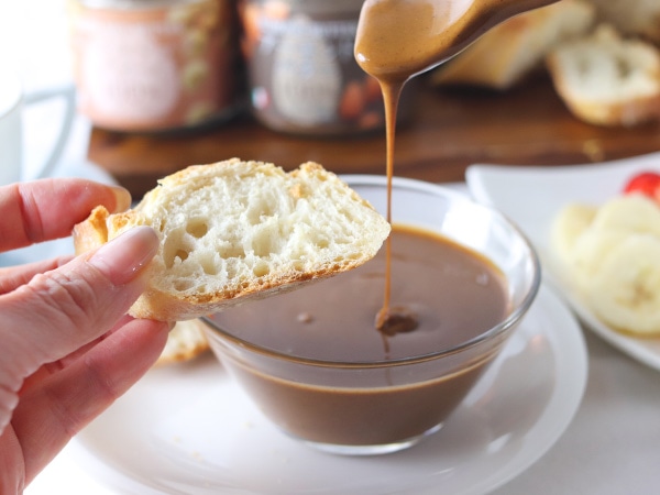 ヘーゼルナッツバターをバゲットにたっぷりと塗って