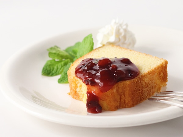 ローフケーキにプルーンジャムのソース