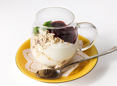 オーツ麦とヨーグルトのパフェにプルーンジャムのソース