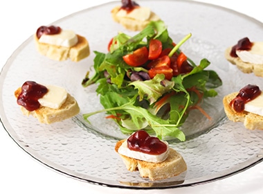 カマンベールチーズとプルーンジャムのカナッペ