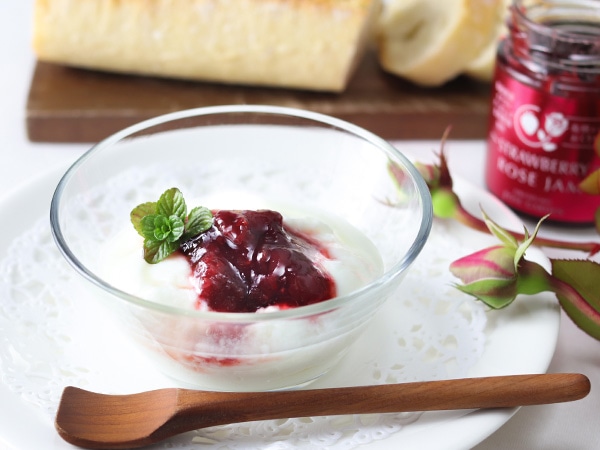 薔薇iとイチゴのジャムでヨーグルト