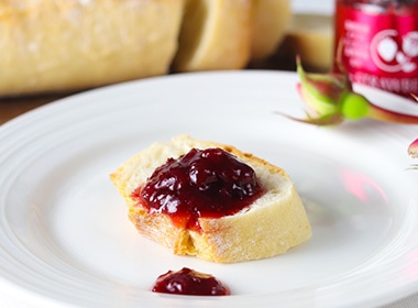 いつもの朝食に薔薇香るジャムトースト