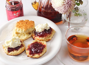 アフタヌーンティーにはたっぷりのクロテッドクリームと