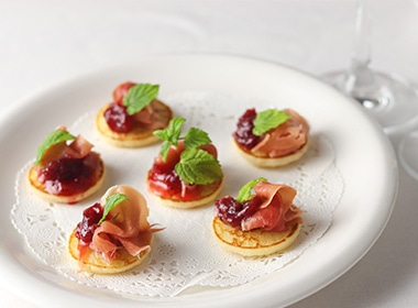 生ハムとオードブルに