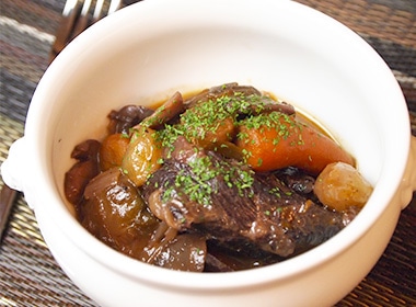 赤ワイン煮込み