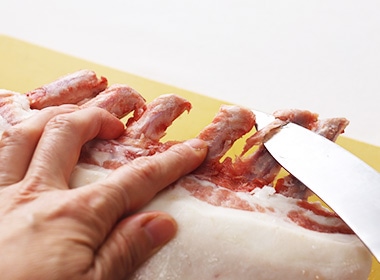リブの先に残った肉を取り除く