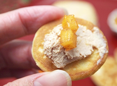 完熟の柿をカットして